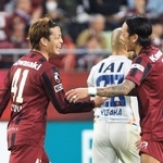 神戸－清水　前半、ヘディングシュートを決め、井手口と喜ぶ神戸の永戸（左）＝撮影・丸山桃奈