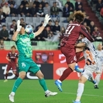 神戸－清水　前半、ヘディングシュートを決める神戸の永戸（４１）＝撮影・丸山桃奈