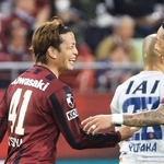 神戸－清水　前半、ヘディングシュートを決め、井手口と喜ぶ神戸の永戸（左）＝撮影・丸山桃奈