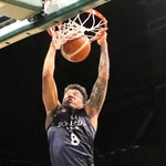 神戸-愛媛　第２クオーター、ダンクシュートを決める神戸の八村＝ジーライオンアリーナ神戸