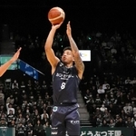 神戸-愛媛　第４クオーター、シュートを放つ神戸の八村＝ジーライオンアリーナ神戸