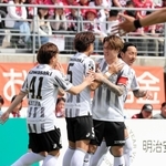 岡山－神戸　前半８分、８試合ぶりの先発出場で先制点を決め、味方と喜び合う神戸の酒井（右から２人目）＝岡山市、ＪＦＥ晴れの国スタジアム