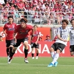 岡山－神戸　前半４５分、左足で追加点となるゴールを決める神戸の永戸（右から２人目）＝岡山市、ＪＦＥ晴れの国スタジアム