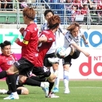 岡山－神戸　加入後初出場初先発となり、前半にシュートを放つ神戸の満田（右端）＝岡山市、ＪＦＥ晴れの国スタジアム