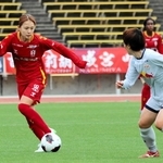 ＩＮＡＣ神戸-大宮　前半、ドリブルで攻め込むＩＮＡＣ神戸の吉田（左）＝神戸市須磨区、ユニバー記念競技場