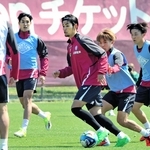 負傷明けで全体練習に合流した神戸の佐々木（中央）、武藤（左奥）ら＝神戸市西区、いぶきの森球技場