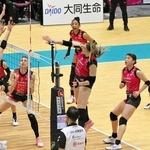 姫路の得点源ミンガルディ（中央）や宮部（同奥）、野中（同右）のアタッカー陣、後方で支える福留（右端）ら＝３月２８日、姫路市のヴィクトリーナ・ウインク体育館