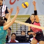 大阪Ｍ-姫路　第１セット、スパイクを放つ姫路の田中（撮影・吉田敦史）