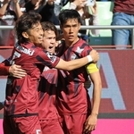 神戸-名古屋　前半、先制弾を決め、山川らと喜ぶ神戸・酒井（中央）ら（撮影・丸山桃奈）