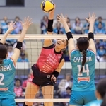 大阪Ｍ-姫路　第１セット、スパイクを放つ姫路のカミーラ・ミンガルディ＝グリーンアリーナ神戸（撮影・吉田敦史）