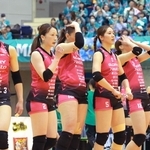 大阪Ｍとの第１戦を落とし、悔しがる姫路の桜井（２）、伊藤（５）ら＝グリーンアリーナ神戸（撮影・吉田敦史）