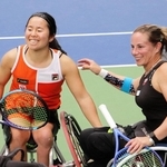 女子メインドローダブルス決勝　試合を終え、４大会連続の単複２冠を喜ぶ上地結衣（左）＝三木市、ブルボンビーンズドーム