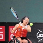 女子メインドローダブルス決勝　フォアハンドで返球する上地結衣＝三木市、ブルボンビーンズドーム