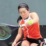 女子メインドローシングルス決勝　バックハンドで返球する上地結衣＝三木市、ブルボンビーンズドーム