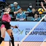 大阪Ｍ-姫路　第４セット、姫路・カミーラのスパイクが相手選手にブロックされ、２３-２５でこのセットを落とし、大阪Ｍにセットカウント１-３で敗れる（撮影・斎藤雅志）