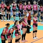 大阪Ｍ-姫路　１-３で大阪Ｍに敗れ、肩を落とす姫路の選手ら（撮影・斎藤雅志）
