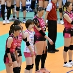 大阪Ｍ-姫路　１-３で大阪Ｍに敗れ、肩を落とす姫路の選手ら（撮影・斎藤雅志）