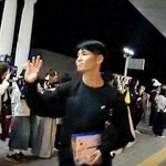 サポーターに見送られ、決戦の地サウジアラビアへ出発する神戸の佐々木（中央）ら＝大阪府泉佐野市、関西国際空港