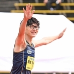 昨年のグランプリ男子走り高跳びで優勝を決め、観客に笑顔で応じる瀬古優斗＝２０２５年４月２０日、神戸市須磨区、ユニバー記念競技場