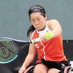 女子メインドローシングルス決勝　バックハンドで返球する上地結衣＝三木市、ブルボンビーンズドーム