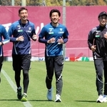 全体練習に復帰し、笑顔を見せる神戸の新井（右から２人目）。左端は権田＝８日、神戸市西区のいぶきの森球技場