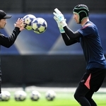 ＡＣＬＥ準々決勝の前日練習で、けがから復帰した神戸のＧＫ前川（右）＝サウジアラビア・ジッダ（©Ｊ．ＬＥＡＧＵＥ）