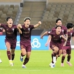 ＰＫ戦の末に勝利を決め、駆け出す神戸の（左から）日高、武藤、大迫、浜崎ら＝サウジアラビア・ジッダ（ⓒＪリーグ）