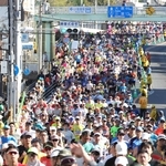 ＪＲ塩屋駅前を走るランナーたち＝神戸市垂水区