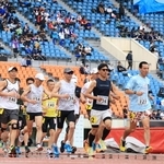 市民アスリートタイムトライアル５０００メートルで力走するランナーたち＝１８日午前、神戸市須磨区のユニバー記念競技場（撮影・吉田敦史）