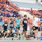 市民アスリートタイムトライアル５０００メートルで力走するランナーたち＝１８日午前、神戸市須磨区のユニバー記念競技場（撮影・吉田敦史）