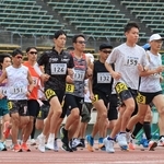 市民アスリートタイムトライアル５０００メートルで力走する選手たち＝１８日午前、神戸市須磨区のユニバー記念競技場（撮影・丸山桃奈）