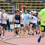 市民アスリートタイムトライアル５０００メートルで力走する選手たち＝１８日午前、神戸市須磨区のユニバー記念競技場（撮影・丸山桃奈）