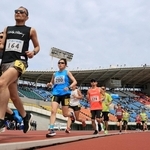 市民アスリートタイムトライアル５０００メートルで力走する選手たち＝１８日午前、神戸市須磨区のユニバー記念競技場（撮影・丸山桃奈）