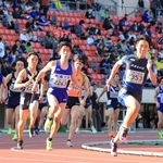 高校男子１６００メートルリレー予選　力いっぱいバトンをつなぐ選手たち＝ユニバー記念競技場（撮影・吉田敦史）