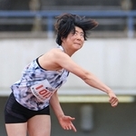 一般・高校女子やり投げ決勝　最終投てきで５４メートル８５とさらに大会記録を更新する西村莉子＝ユニバー記念競技場（撮影・吉田敦史）