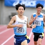 アシックスチャレンジ男子１００００メートル　優勝したコニカミノルタの名取燎太（左）＝撮影・大田将之