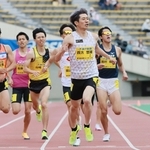 グランプリ男子８００メートル決勝　１分４７秒７０でフィニッシュする四方悠瑚（中央）＝ユニバー記念競技場（撮影・鈴木雅之）