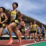 中学男子３０００メートル決勝　優勝した石塚勇輝（左端＝３６０６）＝撮影・鈴木雅之