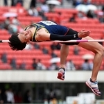 一般・高校男子走り高跳び決勝　２メートル０１で優勝した柴田涼太郎（撮影・風斗雅博）