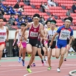 兵庫リレーカーニバルの高校男子１６００メートルリレー決勝で力走する選手ら＝１９日、神戸市須磨区、ユニバー記念競技場（撮影・斎藤雅志）