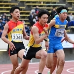 中学男子４００メートルリレー決勝　北神戸の３走・吉村大樹（左端）がアンカー宮武大翔（中央）にバトンをつなぐ（撮影・風斗雅博）
