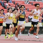 グランプリ男子８００メートル決勝　しのぎを削る選手たち＝ユニバー記念競技場（撮影・鈴木雅之）
