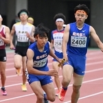 高校男子１６００メートルリレー決勝　滝川第二の２走知識航作（右端）が３走平瑛司にバトンをつなぐ（撮影・風斗雅博）