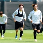 準決勝のアルアハリ戦に向け最終調整する神戸・酒井（左から２人目）ら＝ジッダ