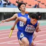 高校男子１６００メートルリレー決勝　滝川第二の１走大段璃空（奥）が２走の知識航作にバトンをつなぐ（撮影・風斗雅博）