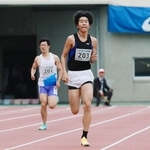 男子パラ４００メートル決勝　５４秒０６で優勝した山中颯人＝ユニバー記念競技場（撮影・鈴木雅之）