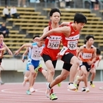 中学男子４００メートルリレー準決勝　懸命にバトンをつなぐ選手たち＝ユニバー記念競技場（撮影・鈴木雅之）
