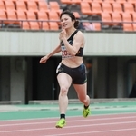 女子パラ２００メートル決勝　２５秒７７で優勝した加藤茜＝ユニバー記念競技場（撮影・鈴木雅之）