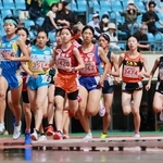 中学女子１５００メートル決勝　しのぎを削る選手たち＝ユニバー記念競技場（撮影・鈴木雅之）