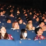 ＡＣＬＥ準決勝で神戸の敗退が決まり、呆然とスクリーンの中継映像を見つめるサポーター＝２１日午前３時１４分、ＯＳシネマズミント神戸